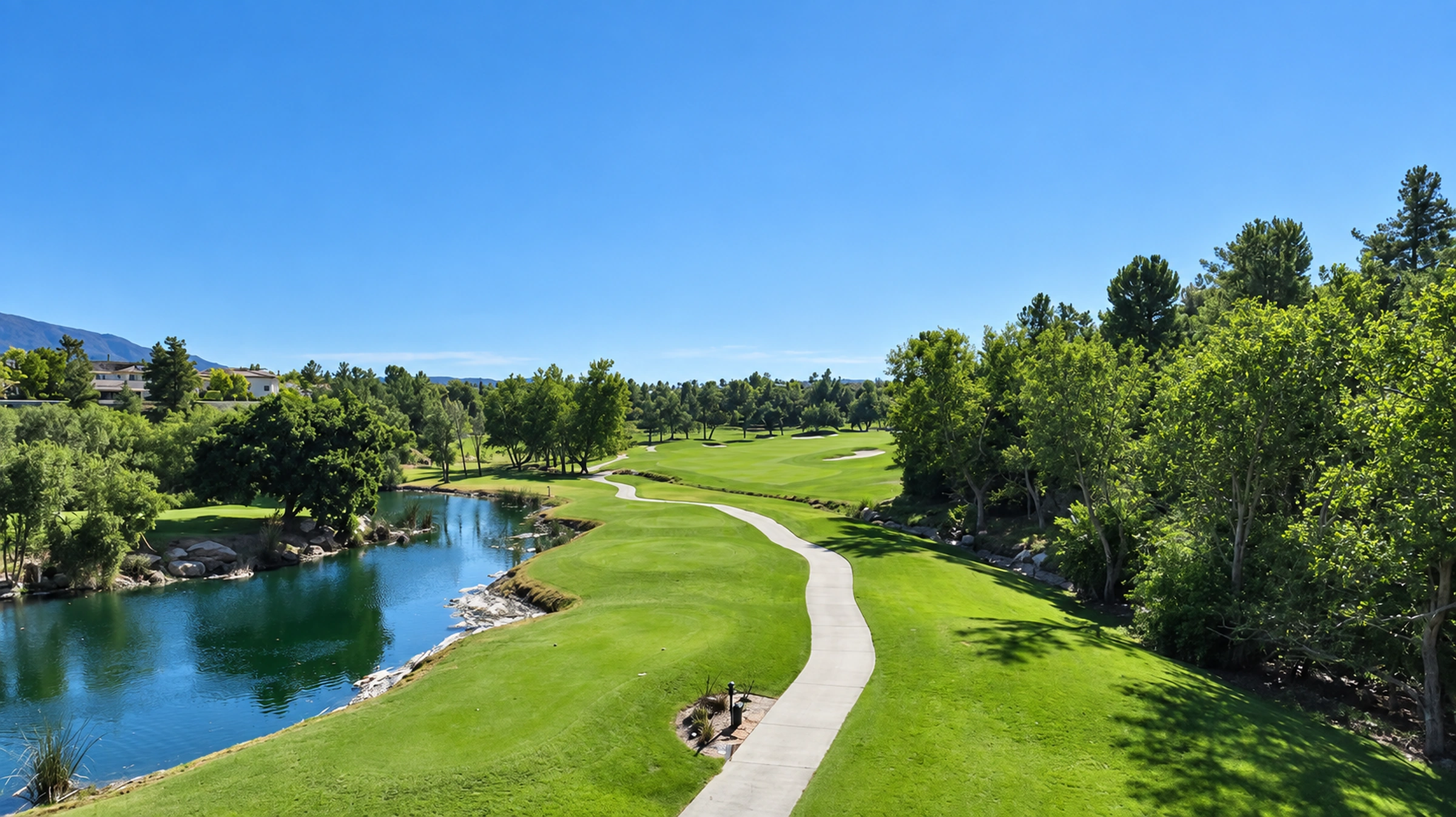 Redhawk Golf Course의 호수와 골프 코스